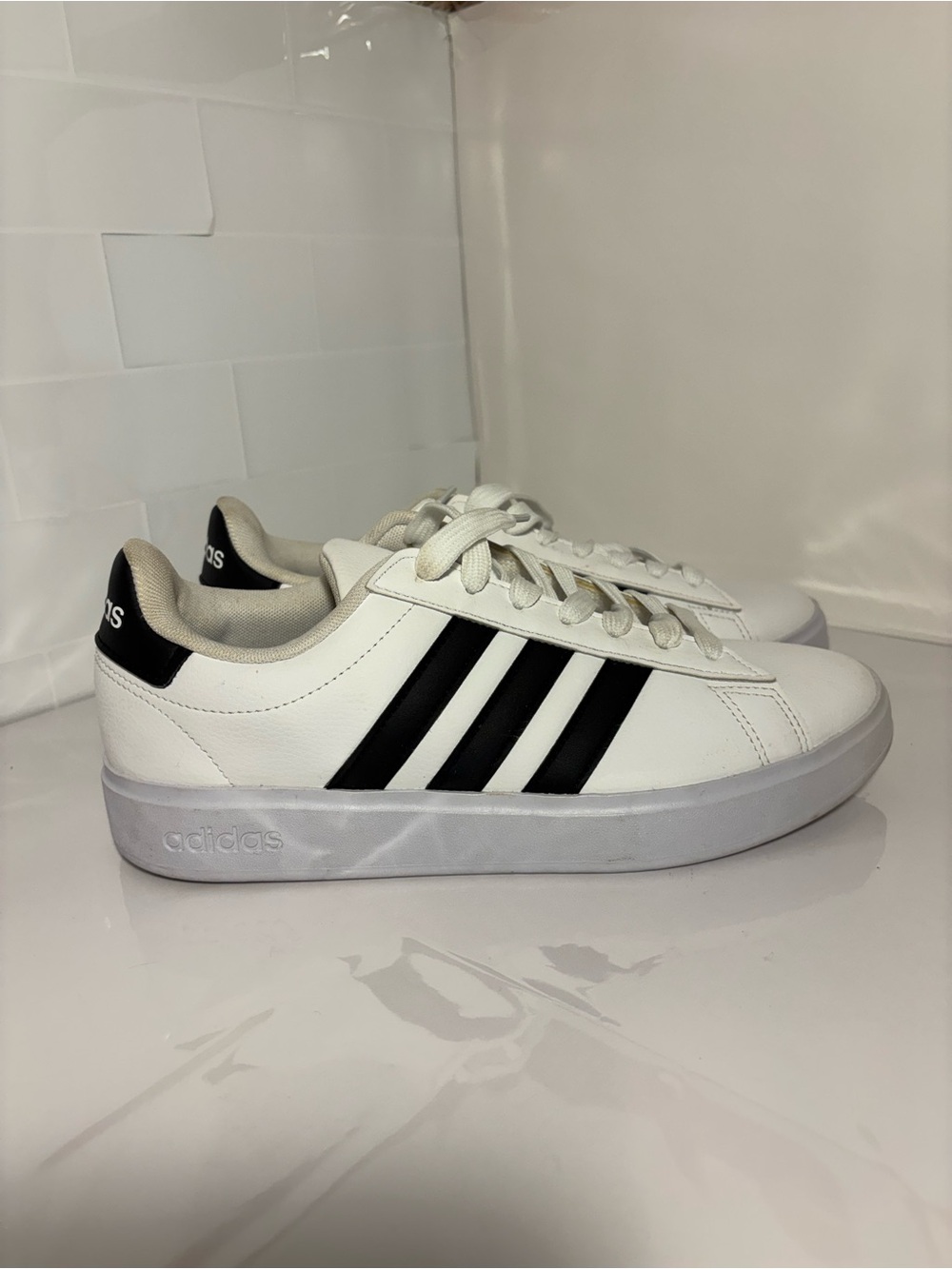 Adidas Grand Court Women’s 8.5 White Black Sneakers